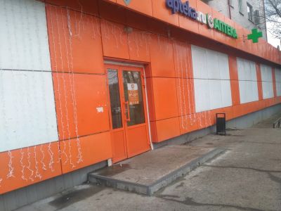 оштукатуривание и обрамление металлическим уголком крыльца в магазине