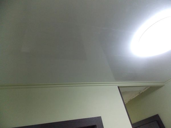 Монтаж потолка из ПВХ-панелей, установка светильника