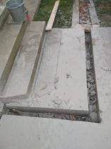 Неправильно залили бетон в следствии чего вместе с площадкой поднималась лестница 