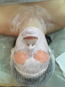 Три маски по типу кожи: кремовая (зона декольте и шея, глиняная - лицо, альгинатная - глаза)