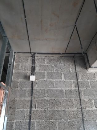 Прокладка кабелей по потолку и стенам, распайка соеденительной коробки