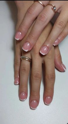 Ухоженные ногти на руках с нейтральным маникюром, аккуратной формой и блеском.