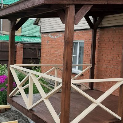 Столяр за работой: резка и обработка древесины.