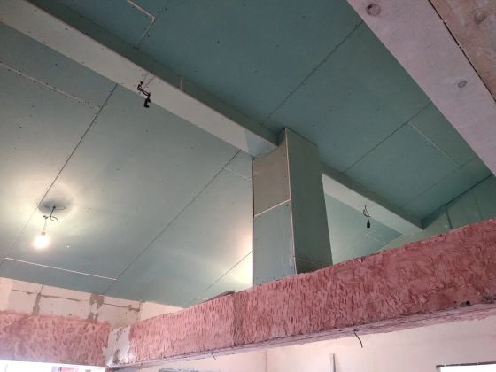 монтаж косого потолка, обшивка металлических балок гипсокартоном,нанесение насечек, обработка стен бетонконтактом