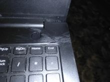 Вырванный кусок корпуса и петля на ноутбуке Dell. Восстановленный.