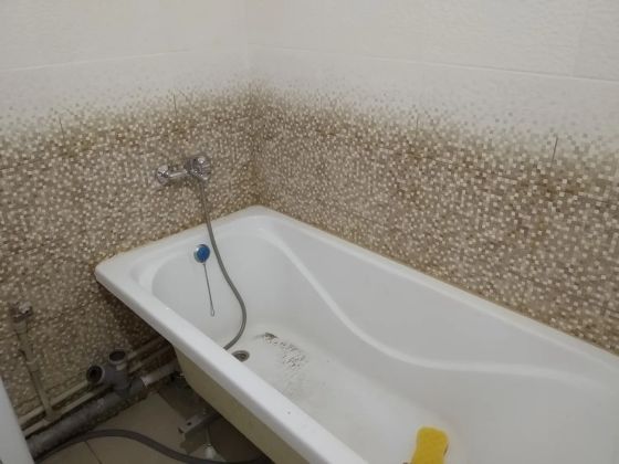 Установка акриловой ванны с креплением к стене