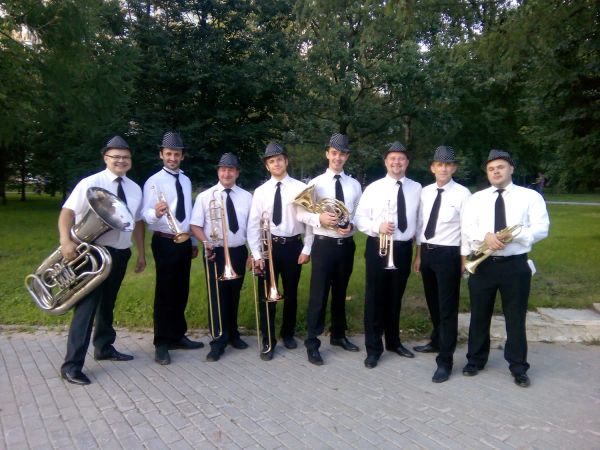 Духовой оркестр «МОДЕРН» выступает в парке