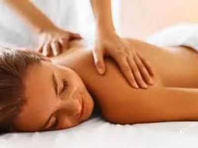 Расслабляющий массаж спины, снимающий напряжение и усталость клиента.