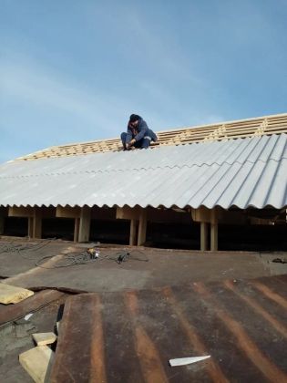 На крыше дома ведутся кровельные работы