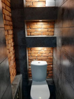 туалетная комната в стандартной панельной девятиэтажке