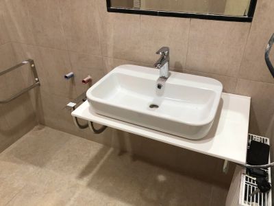 Процесс установки раковины в офисном центре