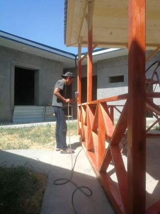 Столярные работы: резка и шлифовка древесины, сборка деталей в мастерской.