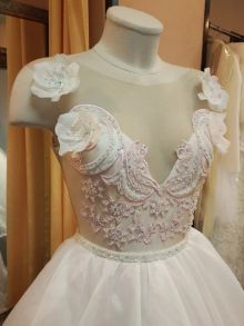 Свадебное платье, расшитое камнями «Сваровски», бисером и 3D-цветами