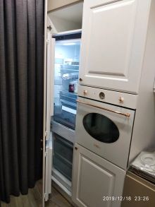 Монтаж встроенного холодильника,и духового шкафа в нишу с перенавесов дверей на холодильнике на открывание на другую сторону.