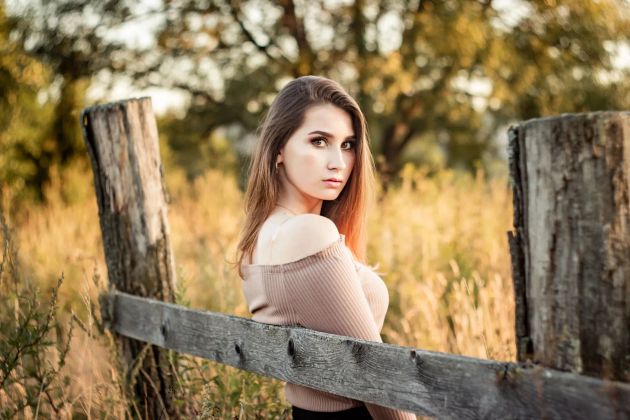 Фотограф в поле снимает кадр