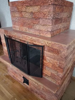 камин, обложенный декоративной плиткой