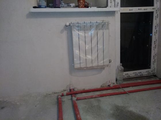 Радиатор в системе отоплерия, краны из стены. 