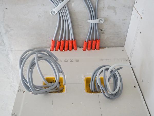 Подведение кабеля NYM (в тройной изоляции) к распаячным коробкам в простенке из гипсокартона