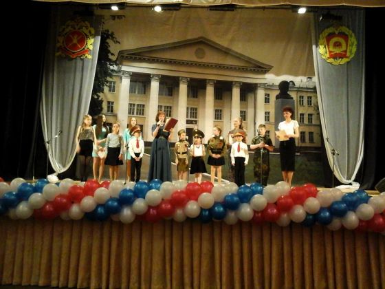 Выступление маленьких артистов в Высшем военном командном училище для военнослужащих и командного состава на День Защитника Отечества