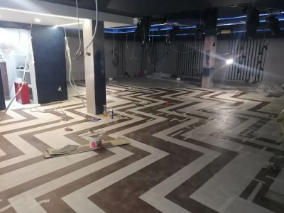 Ресторан караоке, укладка клеевого кварцвинила, по рисунку дизайнера