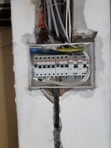 Клиент попросил собрать щит и разобраться с проводами т.к. мастера пропали не сделав работу до конца