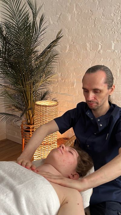 Элемент из лимфодренажного массажа. 
Он начинается именно с этой зоны: здесь лимфатическая система впадает в венозное русло