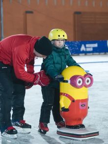 Учимся кататься!) Антон первый раз на льду,ему 6 лет. В конце тренировки он уже катил самостоятельно!