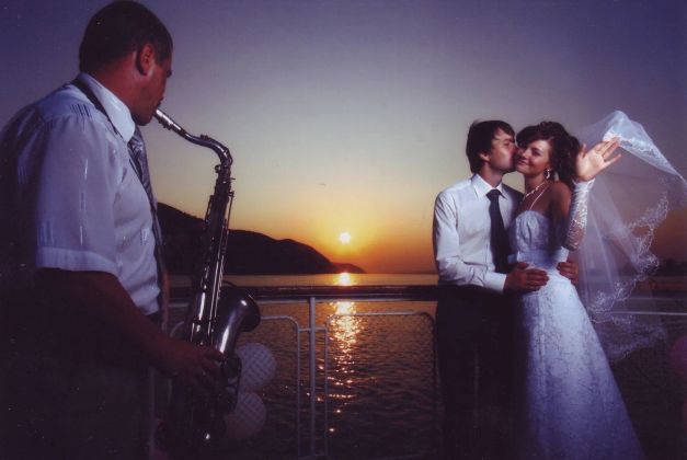 Романтическая свадьба на теплоходе под волшебные звуки саксофона