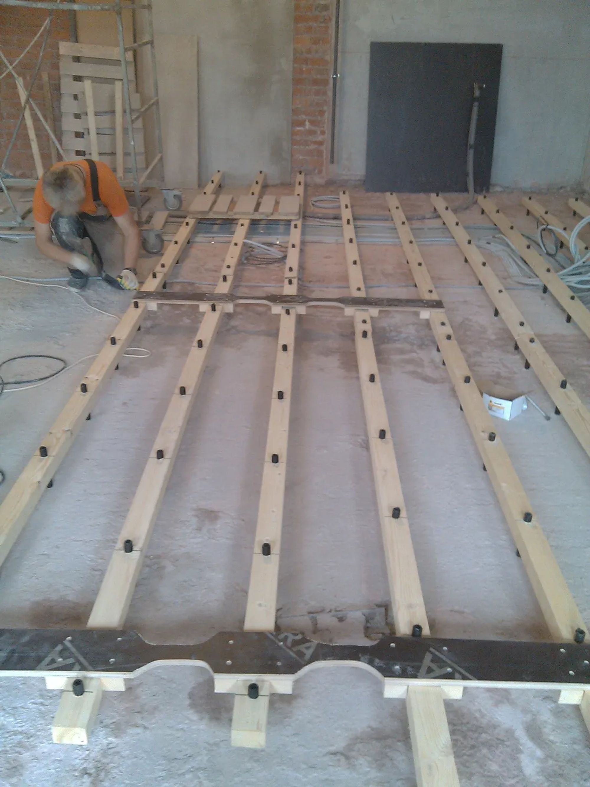 Выровнять деревянный пол. Стяжка под линолеум. Как самому выровнять пол. Выравнивание деревянного полапола. Стяжка полов.