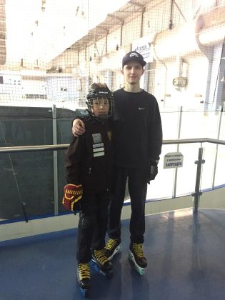 Обучение и совершенствование техники владения коньками.
Эмиль 11 лет.