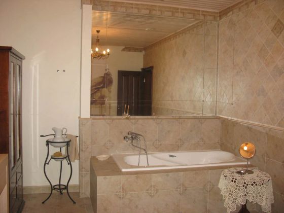 Ванная комната в загородном доме. В зеркале отражается фрагмент картины Сандро Ботичелли «Поклонение волхвов» выполненный в технике фрески