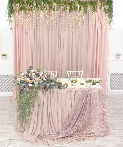 Свадебный президиум в цвете капучино с рустиковыми композициями.