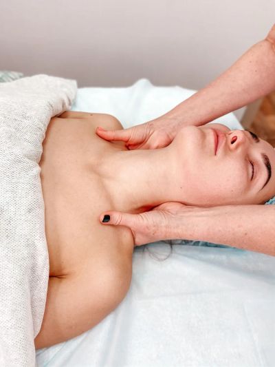 Расслабляющий массаж шеи и плеч