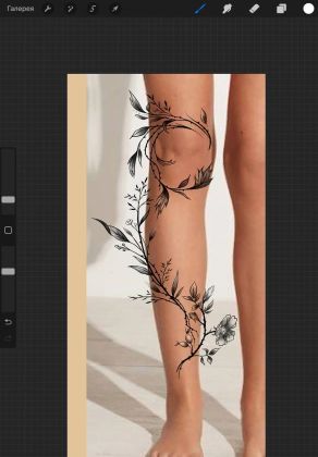 Татуировка на ноге — искусство в каждом штрихе.