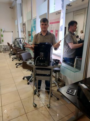 Отремонтировал кофемашину в салоне красоты.