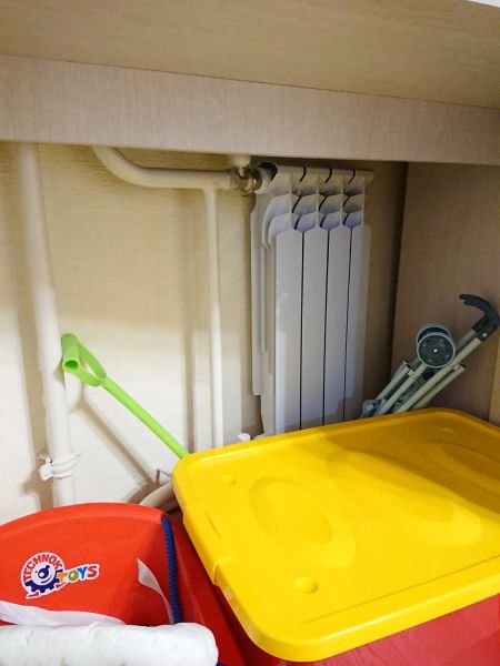 Монтаж отопительного радиатора на железный стояк, в детской комнате. 