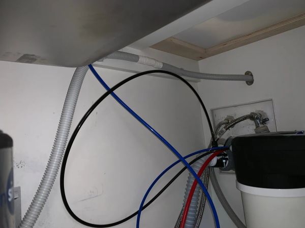 Проведение проводки для мощного водонагревателя от точки кухни в сан. узел. Установка мощной и защищённой от влаги розетки