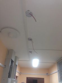 Монтаж светильников и пожарных датчиков в кабель канале 