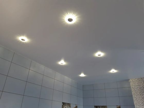 Матовый натяжной потолок и светильники "новый свет"