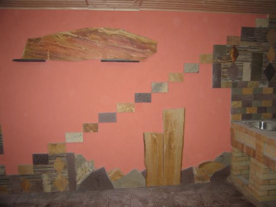 Стена из природного камня с декоративной отделкой