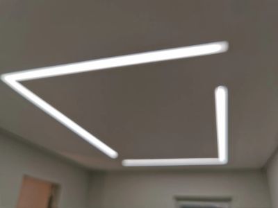 Натяжной потолок со световым и линиями
