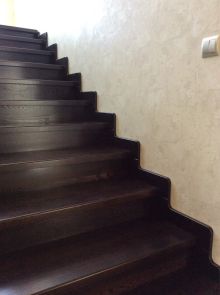 Бетонная лестница облицованная массивом из ясеня с плинтусовкой