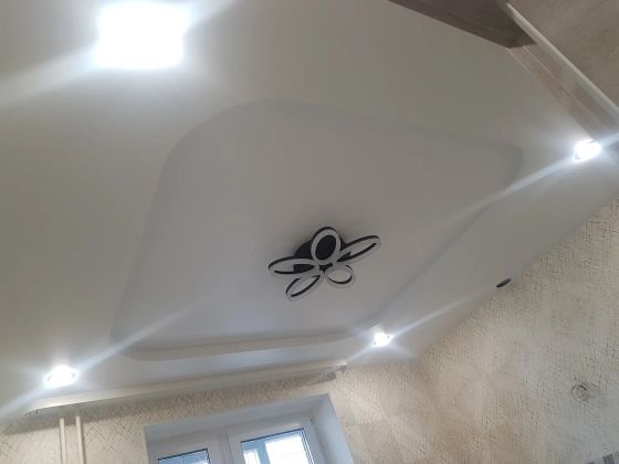 Двухуровневый потолок Белый мат на кухне