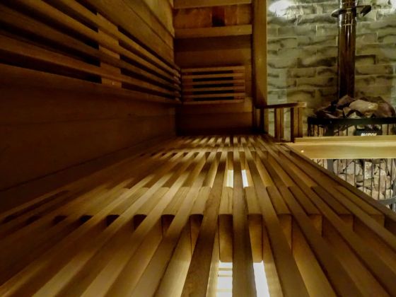 Полок из канадского кедра в сауне с дровяной печкой Harvia. Дизайн эксклюзив. Проектируем сауны любой сложности.
