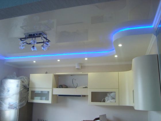 Криволинейный потолок на кухне с подсветкой