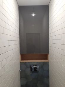 Шкаф-инсталляция с полкой в нишу туалета под водонагреватель. Двери открываются от нажатия