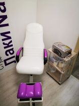 Реставрация старого, потертого педикюрного кресла, а также перекраска из коричневочёрного в бело-фиолетово-чёрный. 
