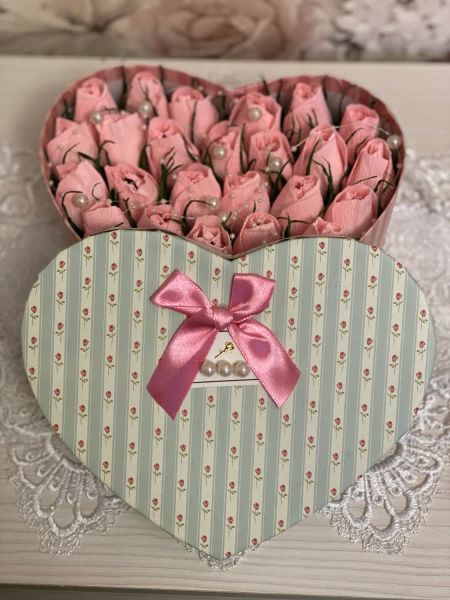 Коробка-сердце, 27 бутонов роз из гофрированной бумаге с конфетами внутри!