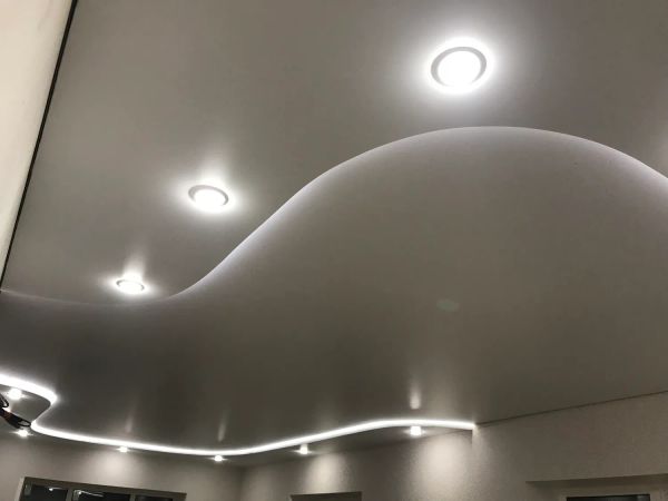 Двухуровневые натяжные потолки со светодиодной лентой 