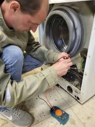 Клиентка обратилась в наш сервис из-за того, что стиральная машина перестала греть воду. При детальной диагностике была выявлена причина- сгорел ТЭН, его нужно было срочно заменить, в том числе вышел из строя термостат, который перестал реагировать на температуру воды.
Почему сломался ТЭН в стиральной машине? Причин может быть несколько: Нарушена проводка нагревателя. Он не получает сигнала от модуля для начала работы и нагрева. Главной причиной сгорания нагревательного элемента является накипь. Возникает 